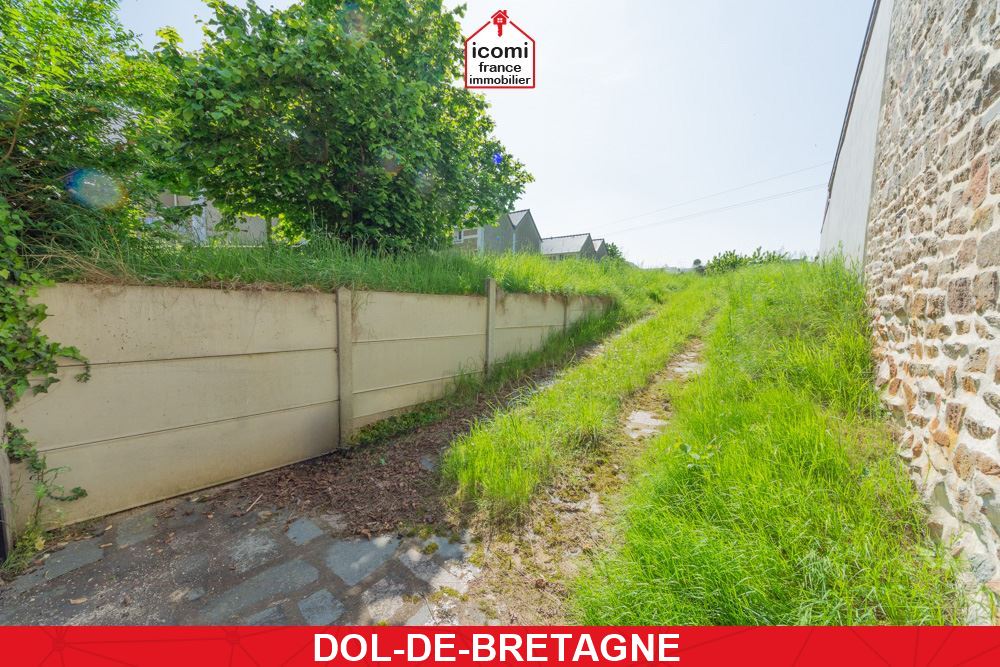 A VENDRE - TERRAIN 558M² CLOS - HORS LOTISSEMENT- NON VIABILISE - LIBRE DE CONSTRUCTEUR - BEAU POTENTIEL - TOUT A L'EGOUT