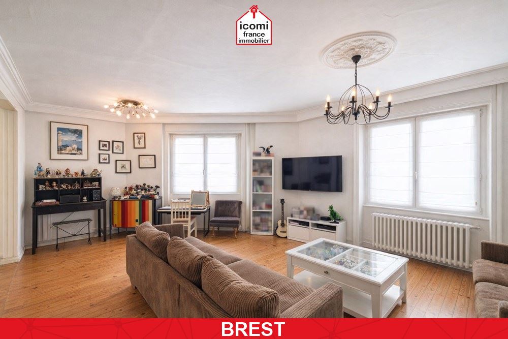 A VENDRE - MAISON DE CHARME DES ANNEES 30 DE 150 M² AVEC JARDIN CLOS ET GARAGE - 4 CHAMBRES - RENOVATION DE 2019 - VUE MER - RARE