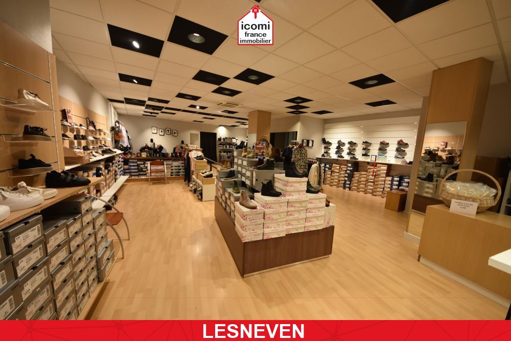 A VENDRE - LOCAUX COMMERCIAUX AVEC VITRINE - RESERVE - BUREAU - ATELIER - JARDIN - BEAU POTENTIEL