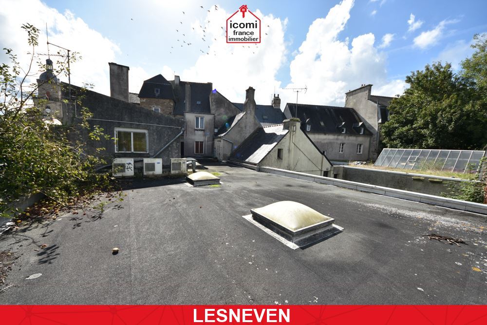 A VENDRE - LOCAUX COMMERCIAUX AVEC VITRINE - RESERVE - BUREAU - ATELIER - JARDIN - BEAU POTENTIEL