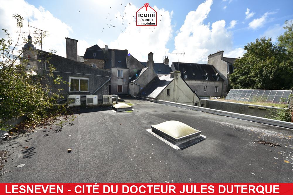 A VENDRE - LOCAUX COMMERCIAUX AVEC VITRINE - RESERVE - BUREAU - ATELIER - JARDIN - BEAU POTENTIEL