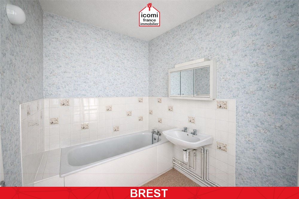 A VENDRE - APPARTEMENT - T4 - 3 CHAMBRES - 2EM ETAGE - BEAU POTENTIEL - CHAUFFAGE URBAIN - DPE D - ASCENSEUR.