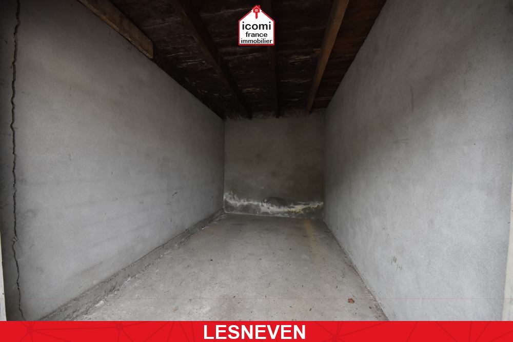 A VENDRE - GARAGE 12M² - PORTE BATTANTE EN BOIS - IDEAL STOCKAGE OU STATIONNEMENT 1 VOITURE