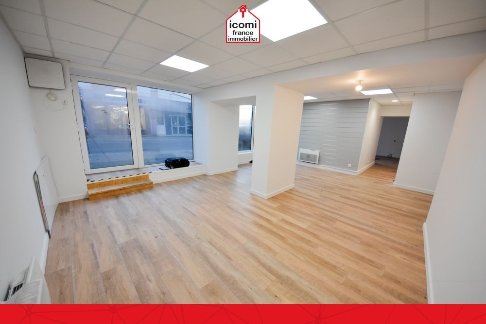 A VENDRE - LOCAL COMMERCIAL 54M² AVEC LOCATAIRE EN PLACE - 3 PIECES - BON EMPLACEMENT AU BOURG - PARKING AISE - VITRINE