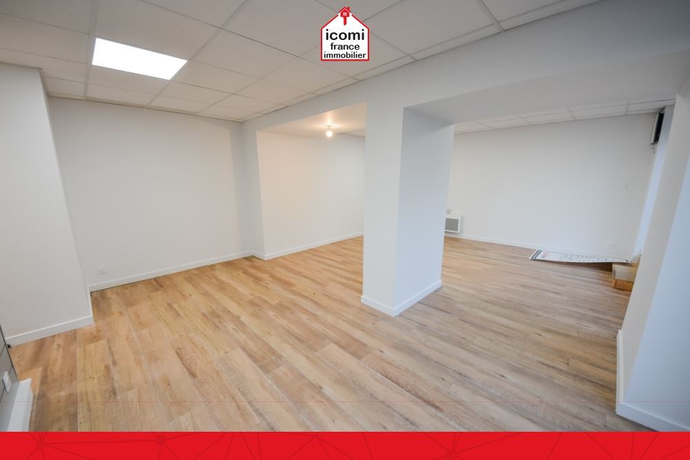 A VENDRE - LOCAL COMMERCIAL 54M² AVEC LOCATAIRE EN PLACE - 3 PIECES - BON EMPLACEMENT AU BOURG - PARKING AISE - VITRINE