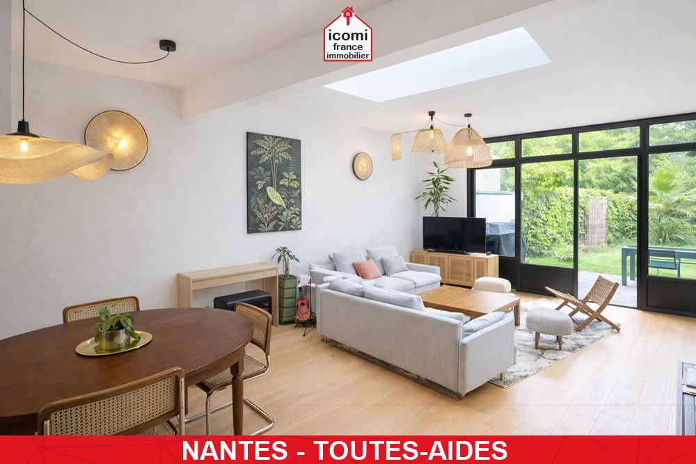A VENDRE - MAISON EN REZ DE JARDIN ENTIEREMENT RENOVEE EN 2021 - PIECE DE VIE TRIPLE AVEC ACCES TERRASSE - STORE BAN - 3/5 CHAMBRES - GARAGE - RARE