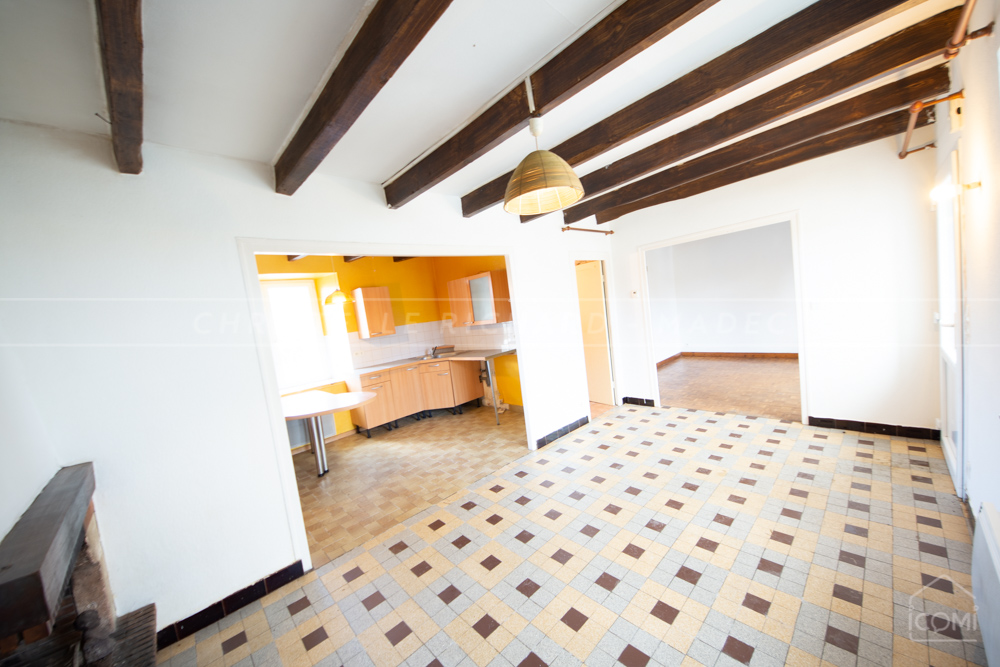 CORPS DE FERME - TERRAIN DE 6.000M² - 4/5 CHAMBRES - HANGAR - DEPENDANCES - SURFACE CULTIVABLE