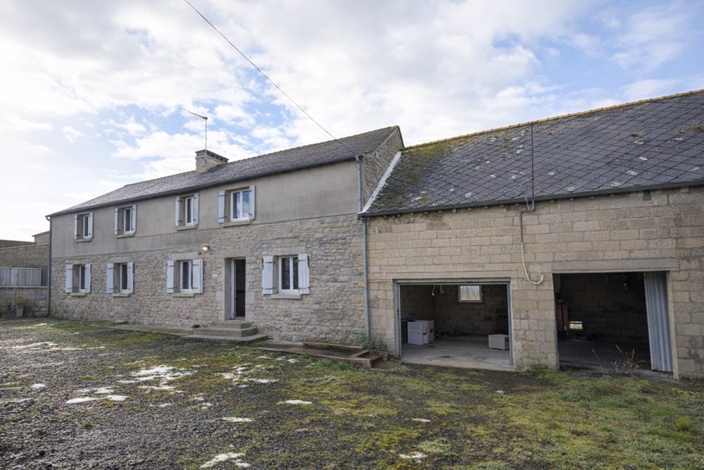 CORPS DE FERME - TERRAIN DE 6.000M² - 4/5 CHAMBRES - HANGAR - DEPENDANCES - SURFACE CULTIVABLE