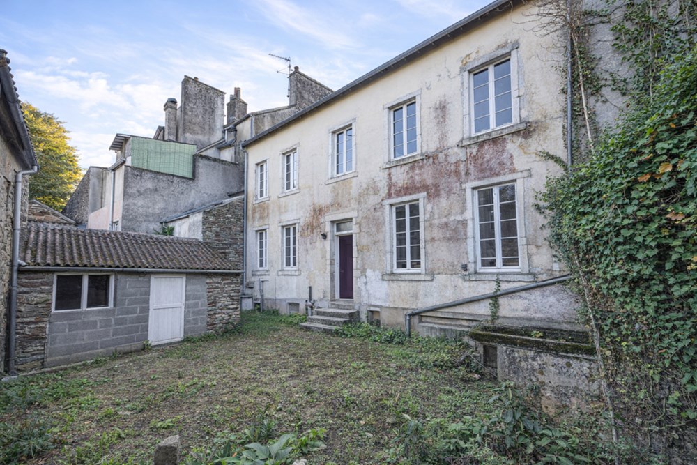 GRANDE MAISON BOURGEOISE -300 M² - HYPER CENTRE VILLE - ZONE NON INONDABLE - CALME - VERDURE photo 2