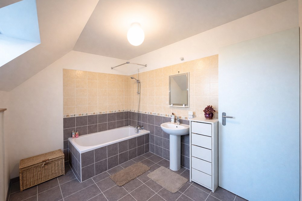 MAISON - RECENTE 2008 - PIECE VIE 40 M - 4 CH - TERRAIN 750 M² - CALME - STANDING photo 4