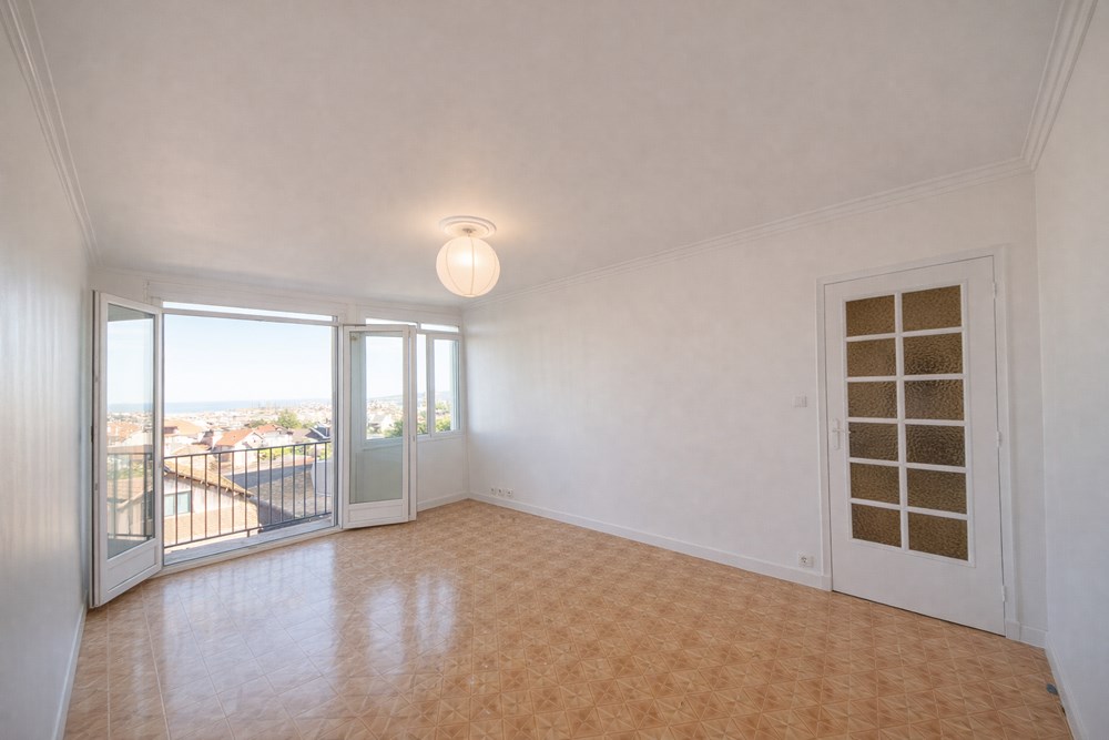 POISSY - APPARTEMENT - 61 M2 - 3 PIECES photo 2