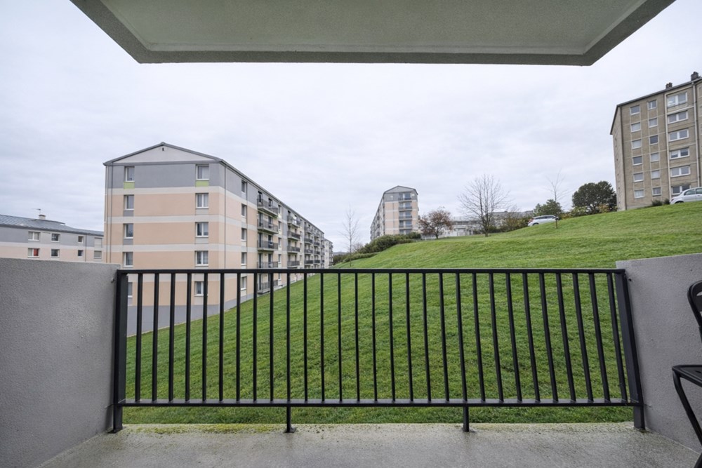 APPARTEMENT T4 - 3 CHAMBRES - PIECE DE VIE AVEC CUISINE US - TERRASSE - DALLE BETON - GARAGE POSSIBLE