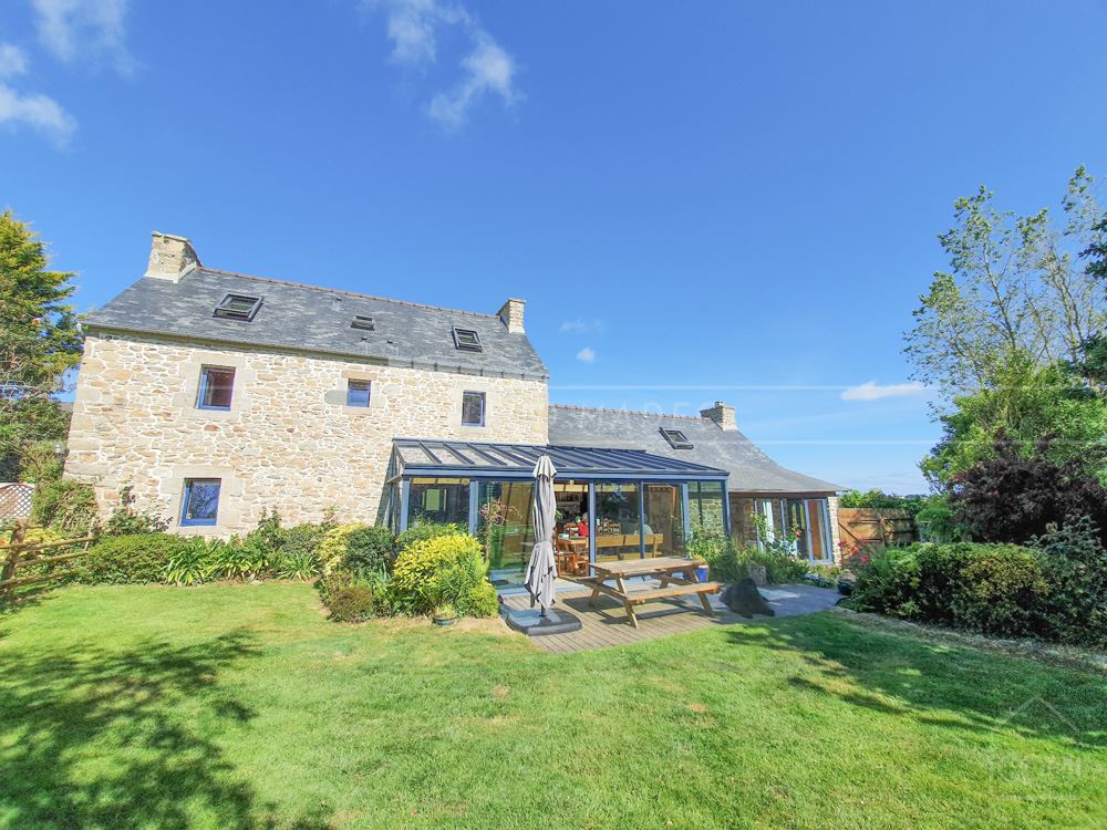 PROPRIETE DE CHARME - TERRAIN 3000M² - EXCEPTIONNELLE PIECE DE VIE - PROXIMITE MER - VUE MER