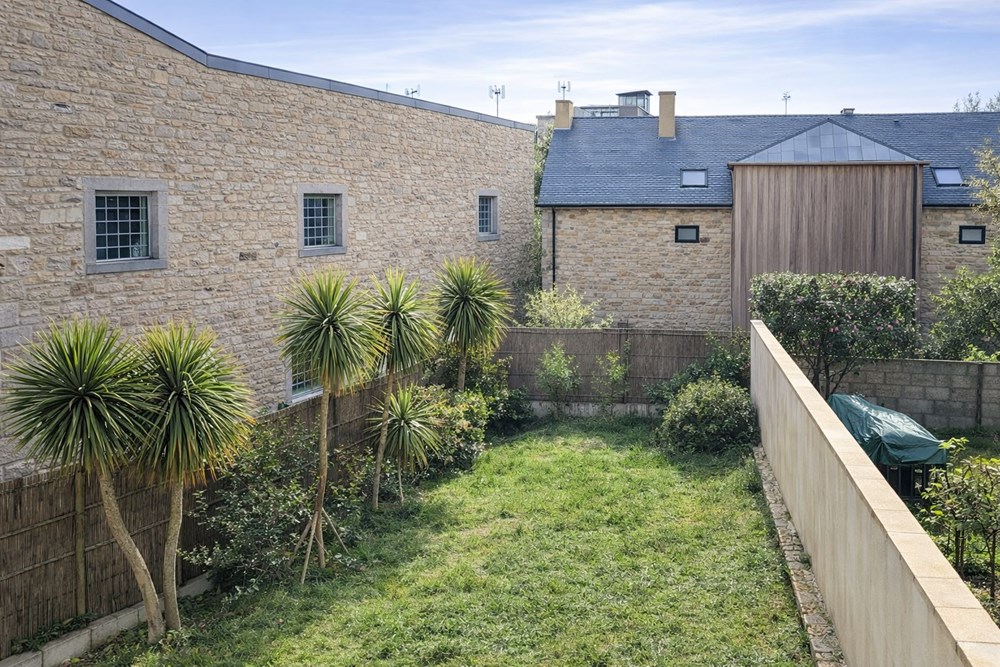 MAISON T7 DE +150M² : 1 STUDIO ET 1 DUPLEX T5 - TERRAIN 350M² ENVIRON - GARAGE ET STATIONNEMENT PRIVATIF 2/4 VOITURES POSSIBLE - RARE