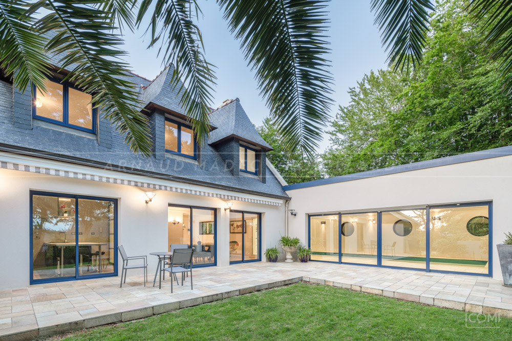 MAISON -
