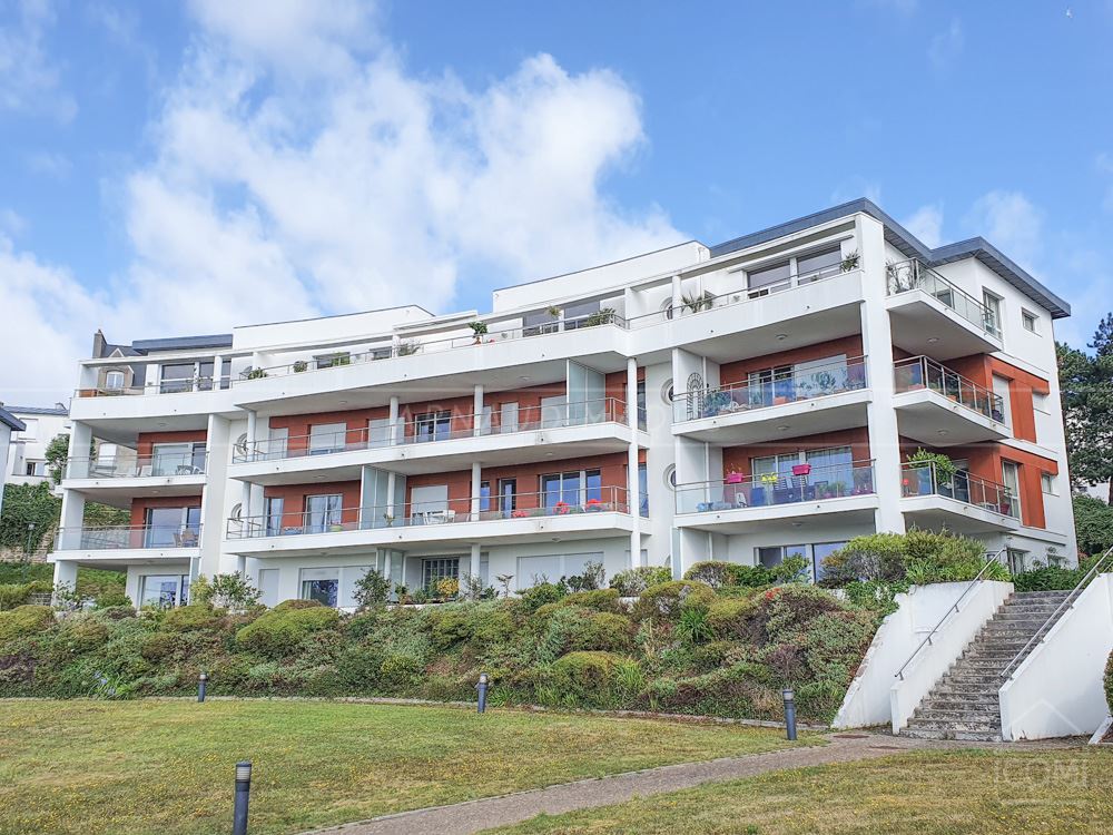 APPARTEMENT T3/T4 - SUPERBE PIECE DE VIE - AUCUNS TRAVAUX - VUE RADE - PARKING - JARDIN - TERRASSE - TRES RARE
