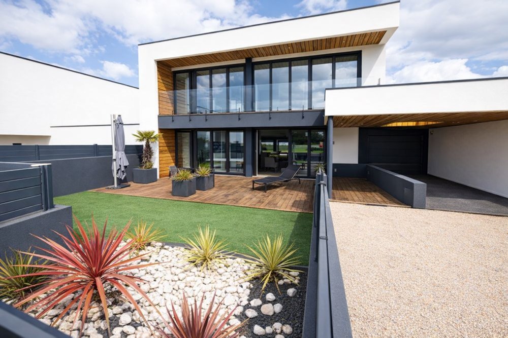 MAISON D'ARCHITECTE T7 RECENTE DE 200M² AVEC GARAGE ET BELLES PRESTATIONS SUR TERRAIN CLOS DE 450M²
