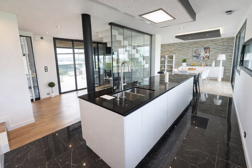 MAISON D'ARCHITECTE T7 RECENTE DE 200M² AVEC GARAGE ET BELLES PRESTATIONS SUR TERRAIN CLOS DE 450M² photo 3