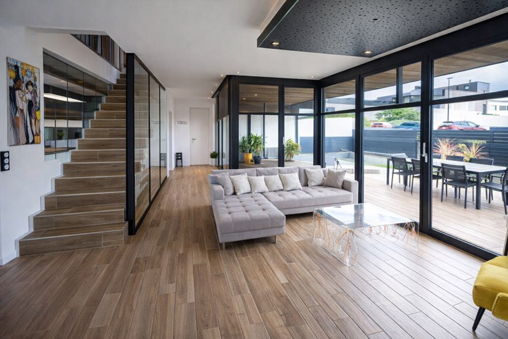 MAISON D'ARCHITECTE T7 RECENTE DE 200M² AVEC GARAGE ET BELLES PRESTATIONS SUR TERRAIN CLOS DE 450M² photo 2