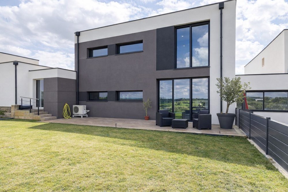 MAISON D'ARCHITECTE T7 RECENTE DE 200M² AVEC GARAGE ET BELLES PRESTATIONS SUR TERRAIN CLOS DE 450M² photo 5
