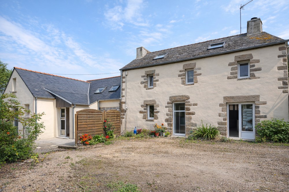 MAISON - CORPS DE FERME DE 200M² SUR 1700 DE TERRAIN - 7 CHAMBRES - PISCINE - CALME - PROXIMITE RN12 SANS NUISANCE SONORE