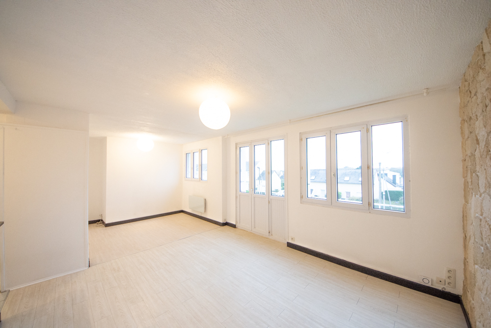APPARTEMENT - T4 AMENAGE EN T3 - GRANDE PIECE DE VIE - DALLE BETON