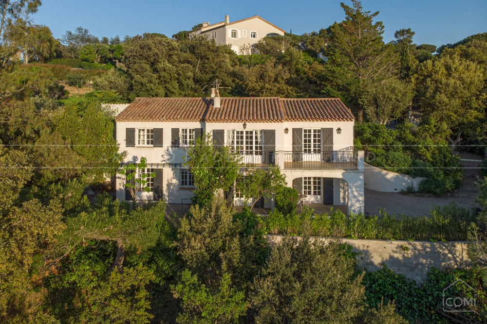 PROPRIETE 200 M² - 1400 M² DE TERRAIN CLOS ET PISCINABLE - SECTEUR TRES RECHERCHE photo 3