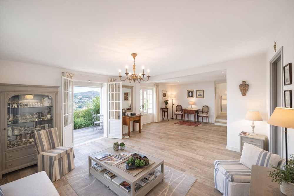 PROPRIETE 200 M² - 1400 M² DE TERRAIN CLOS ET PISCINABLE - SECTEUR TRES RECHERCHE photo 3