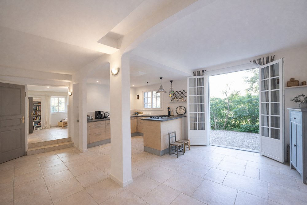PROPRIETE 200 M² - 1400 M² DE TERRAIN CLOS ET PISCINABLE - SECTEUR TRES RECHERCHE photo 4