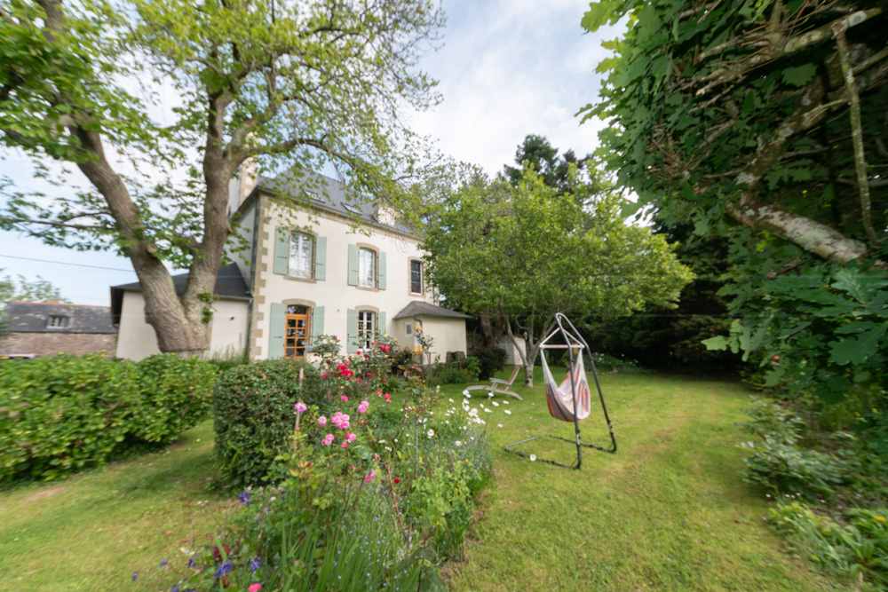 PROPRIETE DE CARACTERE DE 270 M² - SECTEUR CALME - TERRAIN CLOS DE 2400M²