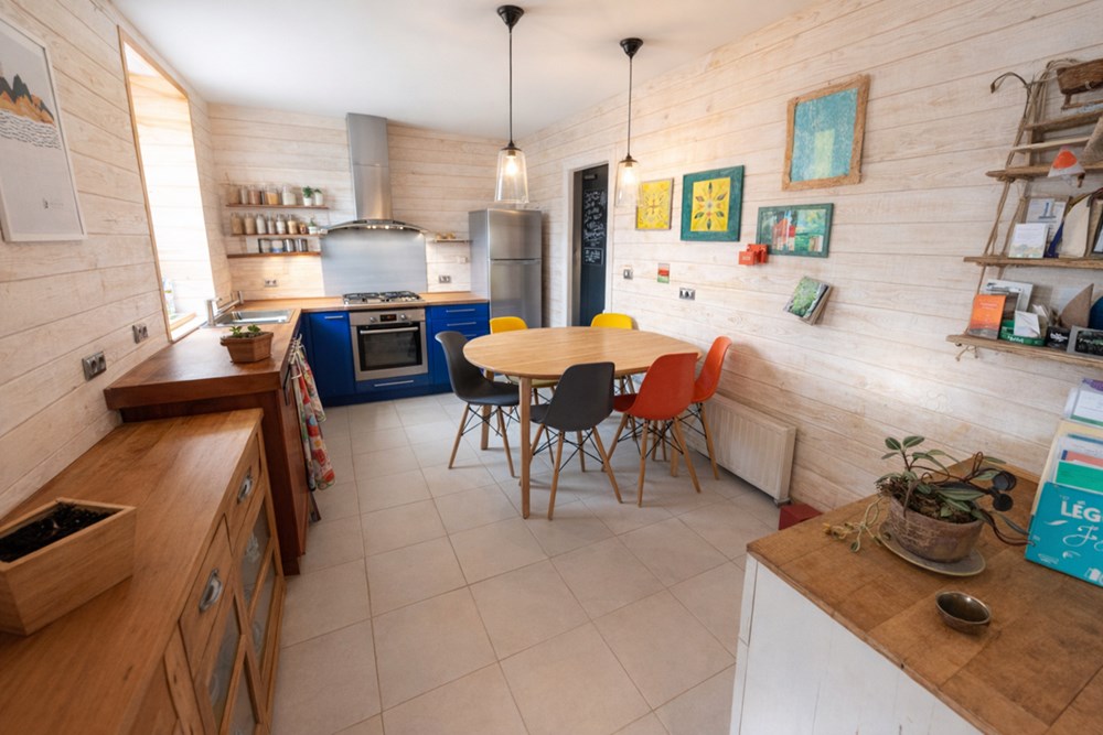 MAISON DE CARACTERE 8 PIECES- 4/5 CHAMBRES - 180 M² - TERRAIN 1209M² - PROCHE PLAGES photo 4