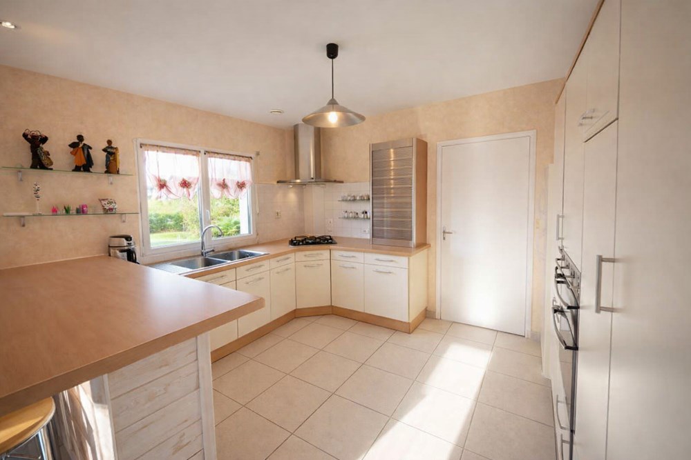 SAINT-URBAIN - MAISON - 156 M2 - 7 PIECES photo 3