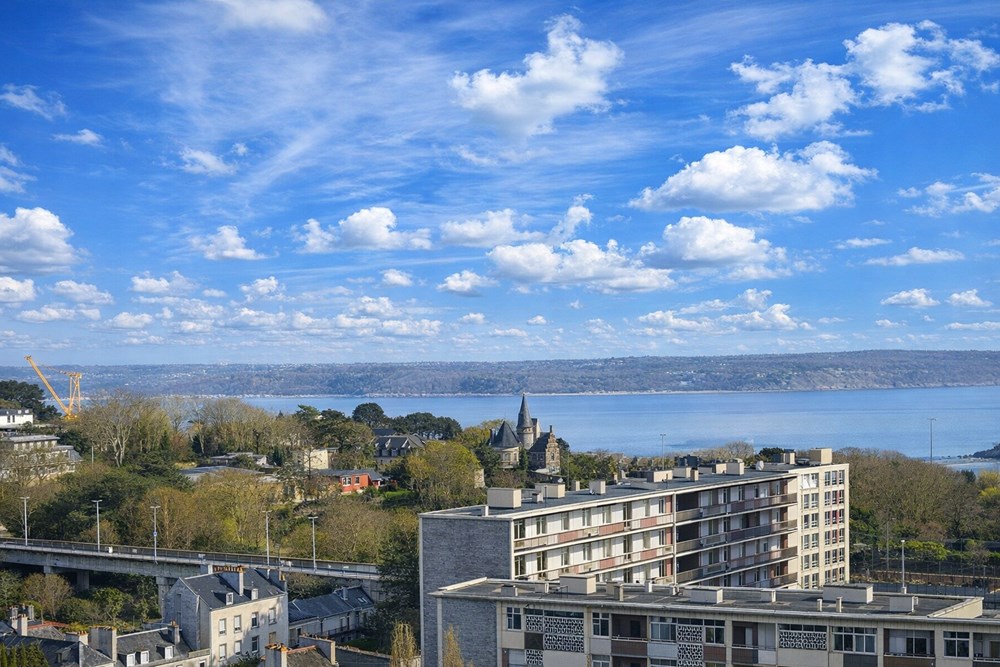 APPARTEMENT T3 A RENOVER AVEC VUE MER - TERRASSE - ASCENSEUR - GARAGE - RARE photo 2