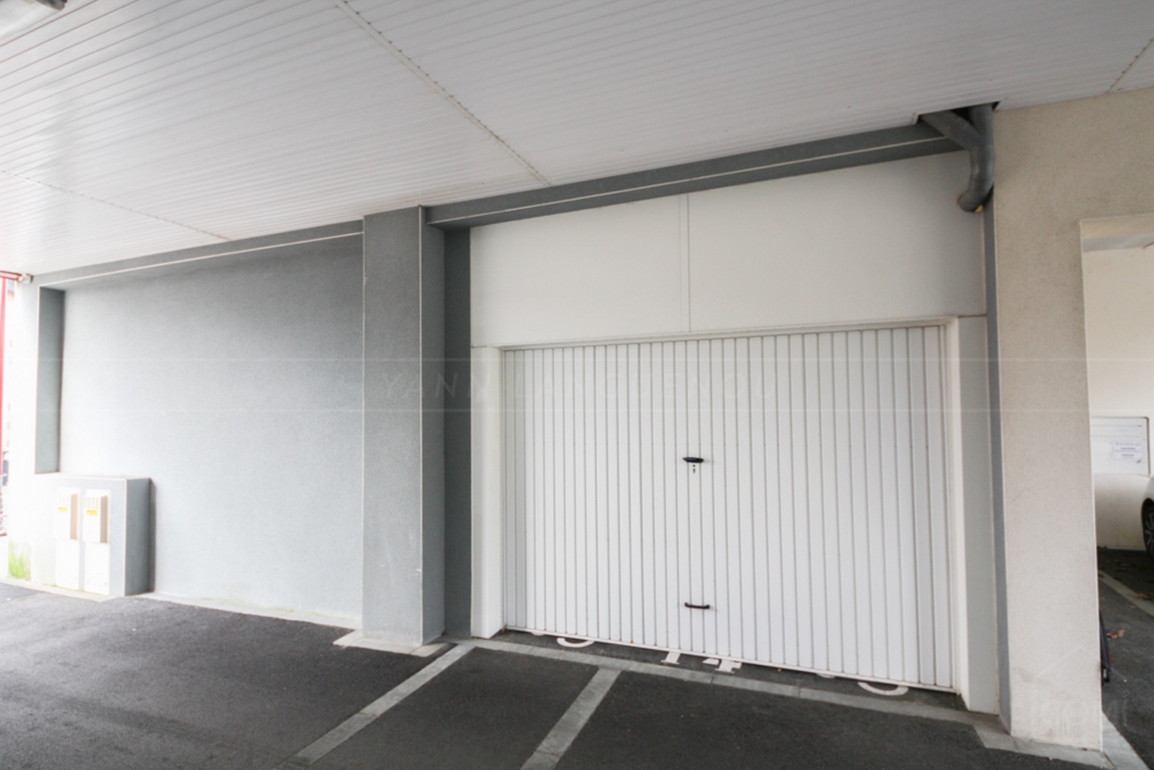 GUILERS - GARAGE FERME 17M² - CENTRE VILLE - IDEAL VOITURE OU STOCKAGE - SECURISE - SAIN