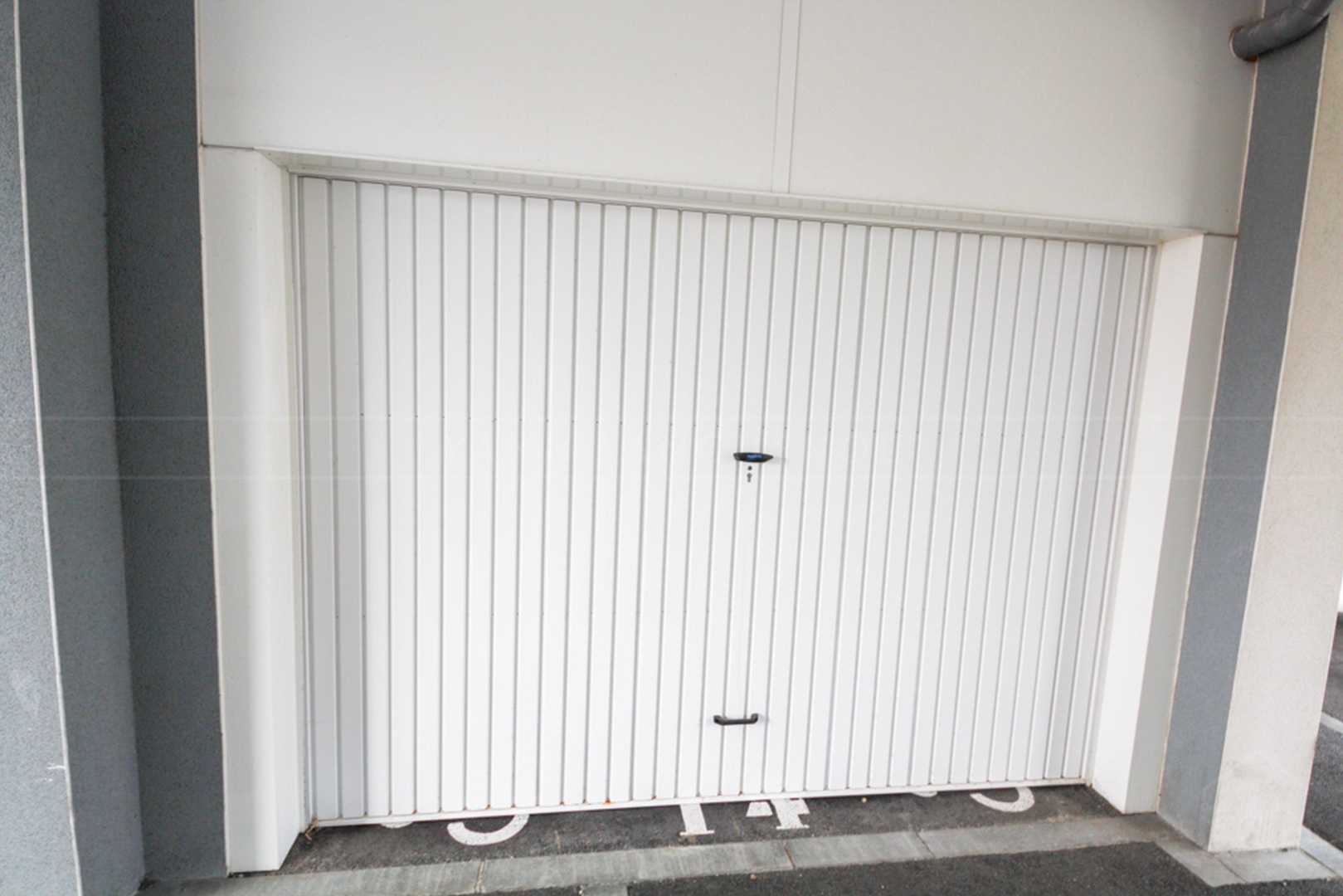 GUILERS - GARAGE FERME 17M² - CENTRE VILLE - IDEAL VOITURE OU STOCKAGE - SECURISE - SAIN photo 2
