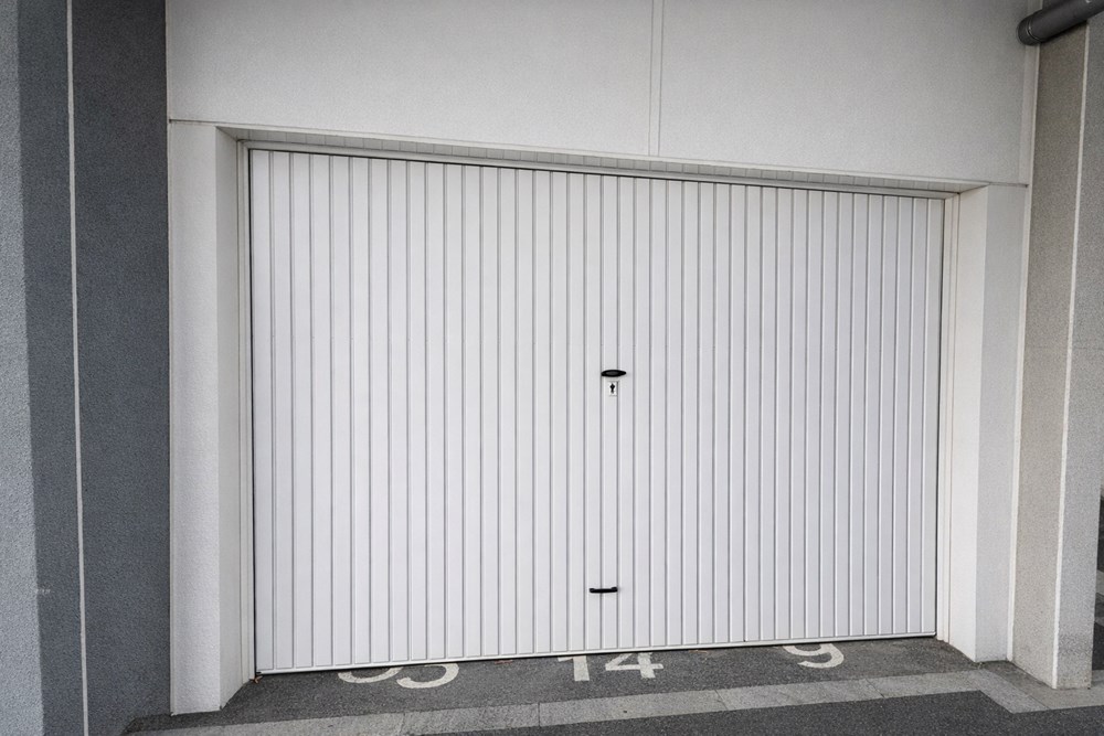 GUILERS - GARAGE FERME 17M² - CENTRE VILLE - IDEAL VOITURE OU STOCKAGE - SECURISE - SAIN