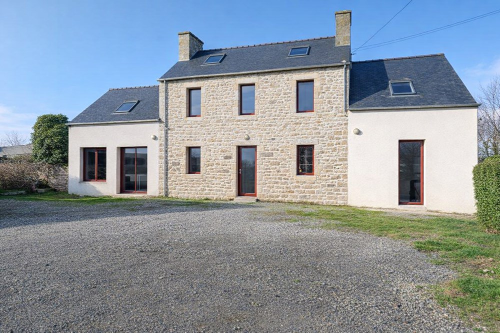 LONGERE PIERRE 150M² - 4 CHAMBRES SUR 6500M² DE TERRAIN AVEC HANGAR ET DEPENDANCES