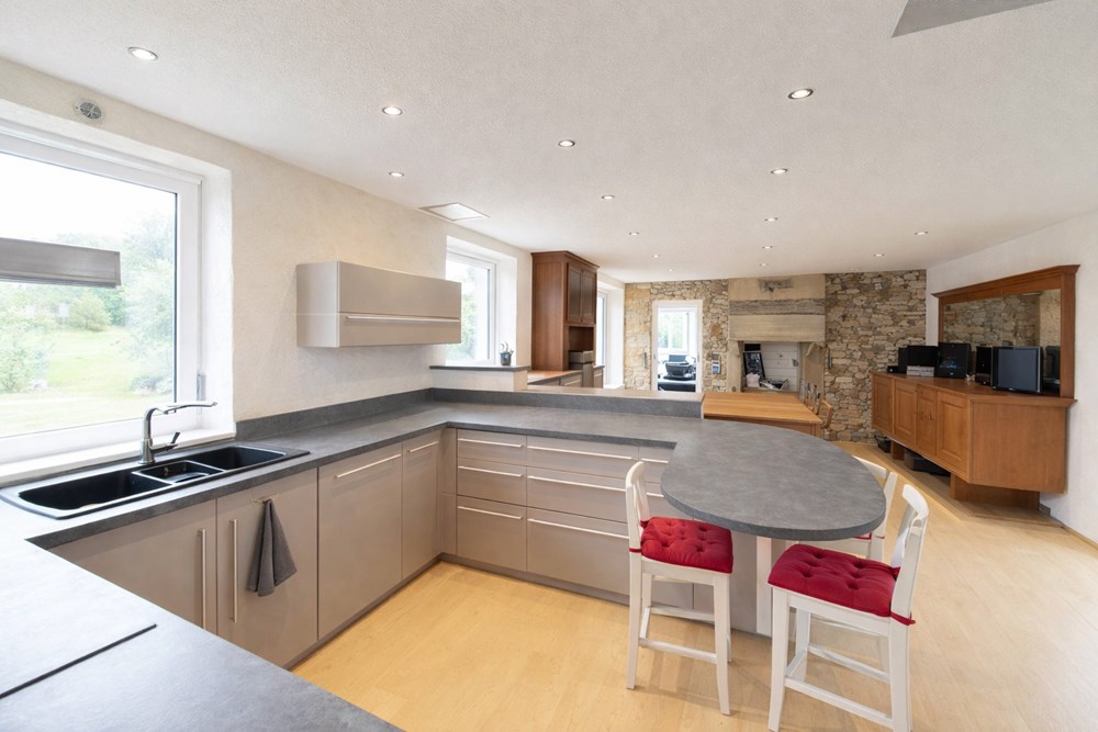 LONGERE PIERRE 150M² - 4 CHAMBRES SUR 6500M² DE TERRAIN AVEC HANGAR ET DEPENDANCES photo 2
