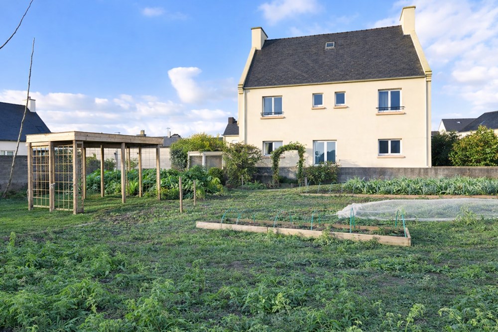 MAISON ANNEE 70 - TRES SAINE - 4/5 CHAMBRES - TERRAIN DE 1000M²
