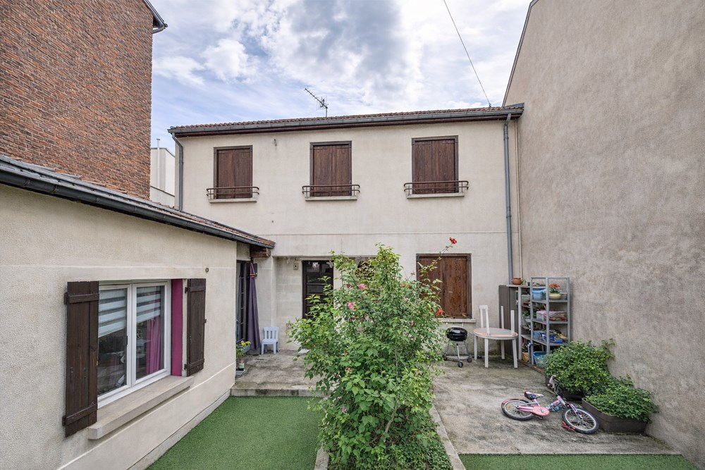 MAISON PRINCIPALE 60M² - DEPENDANCE INDEPENDANTE DE 35M² - GARAGE - JARDIN CLOS - CALME - PROXIMITE LIGNE 14