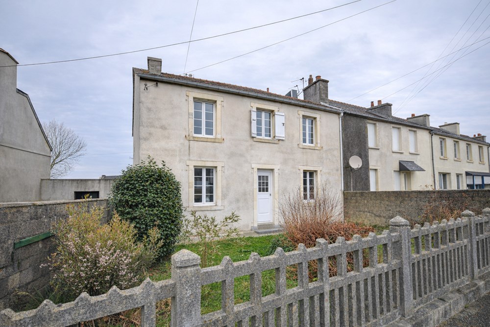 MAISON - CENTRE VILLE - A RENOVER - 180M² - TERRAIN 500M²
