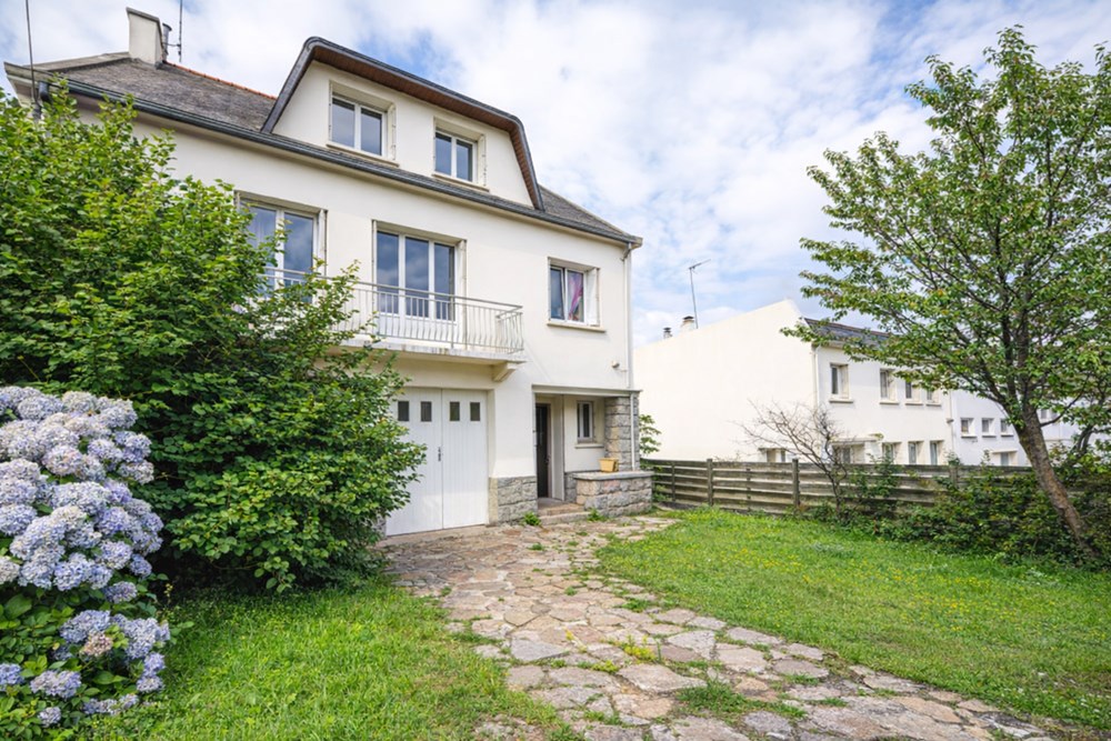 MAISON T8/9 160M² SUR TERRAIN CLOS DE PLUS DE 450M² AVEC GARAGE ET POSSIBILITE D'UN RENDEMENT LOCATIF