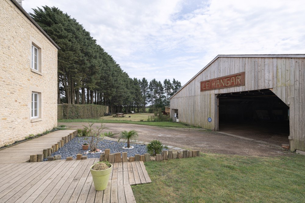 LONGERE EN PIERRE RENOVEE AVEC HANGAR ET DEPENDANCES SUR 2400M² DE TERRAIN photo 4