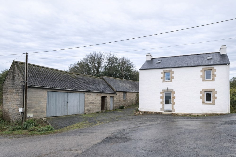 SAINT-URBAIN - MAISON - 272 M2 - 4 PIECES