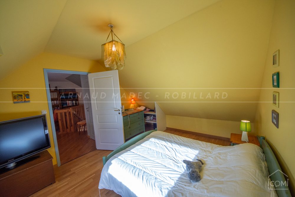 MAISON CONTEMPORAINE DE 200M² - 4/5 CHAMBRES - TERRAIN 1400M² - SPA-JACUZZI - RARE photo 2