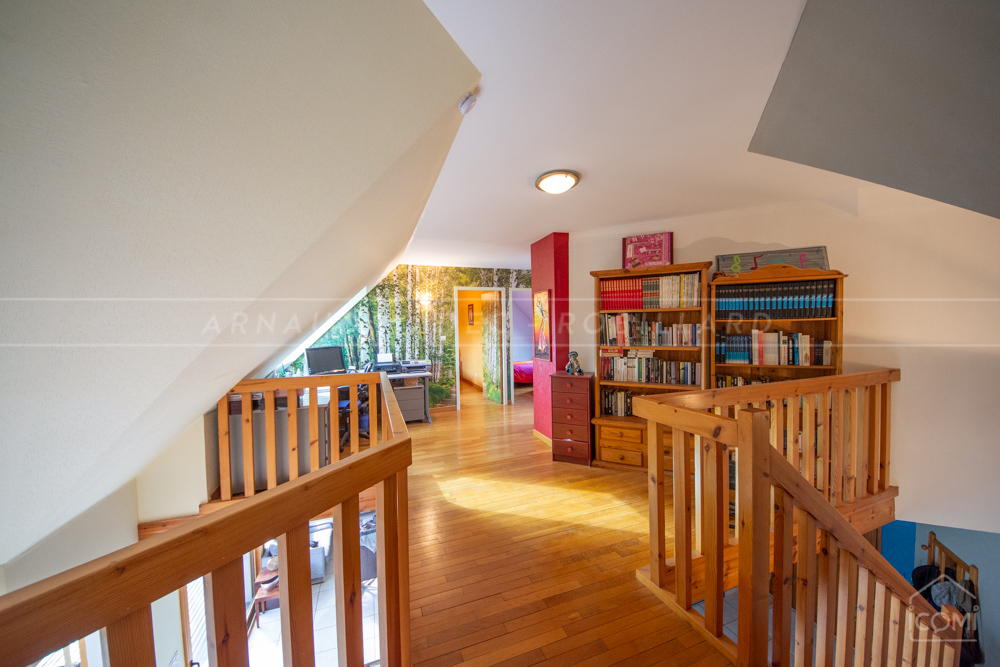 MAISON CONTEMPORAINE DE 200M² - 4/5 CHAMBRES - TERRAIN 1400M² - SPA-JACUZZI - RARE photo 3