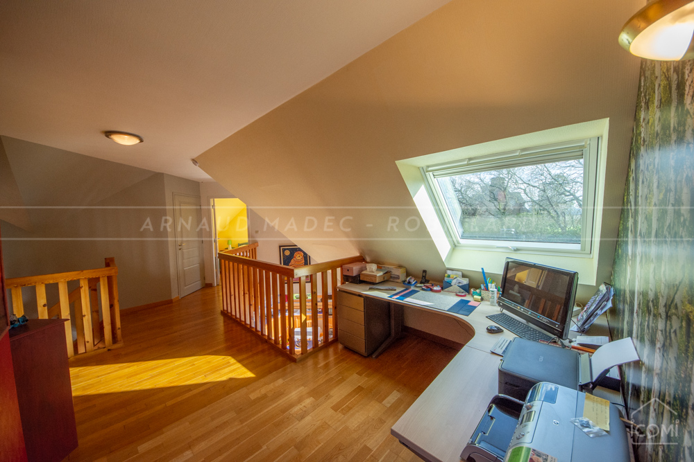 MAISON CONTEMPORAINE DE 200M² - 4/5 CHAMBRES - TERRAIN 1400M² - SPA-JACUZZI - RARE photo 4