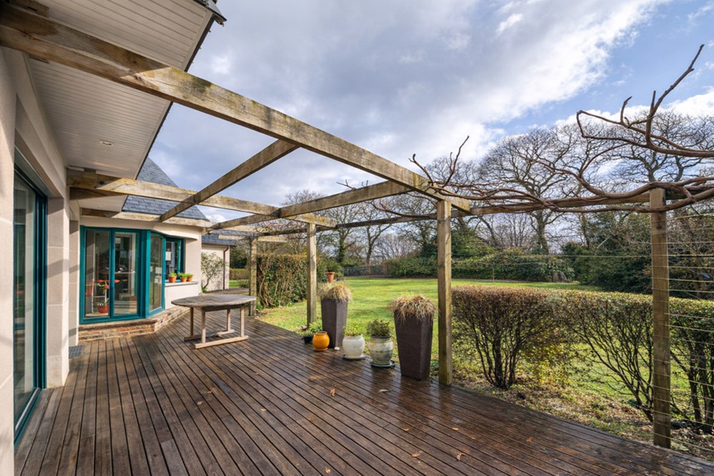 MAISON CONTEMPORAINE DE 200M² - 4/5 CHAMBRES - TERRAIN 1400M² - SPA-JACUZZI - RARE