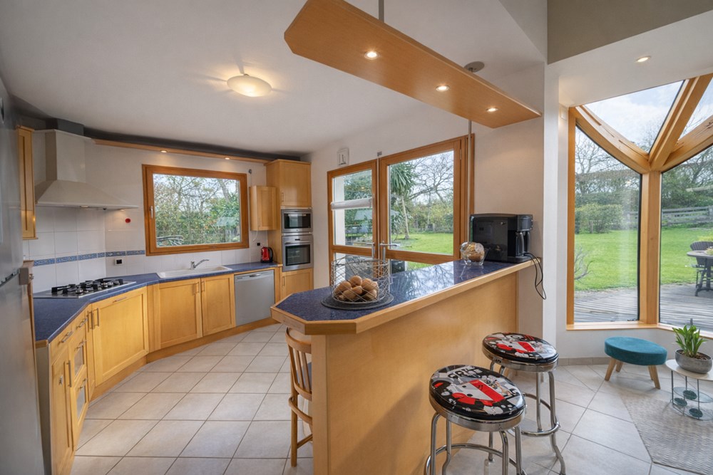 MAISON CONTEMPORAINE DE 200M² - 4/5 CHAMBRES - TERRAIN 1400M² - SPA-JACUZZI - RARE photo 3