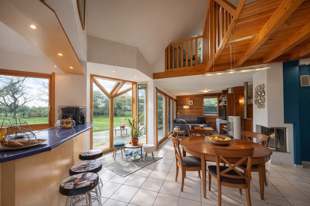 MAISON CONTEMPORAINE DE 200M² - 4/5 CHAMBRES - TERRAIN 1400M² - SPA-JACUZZI - RARE photo 2
